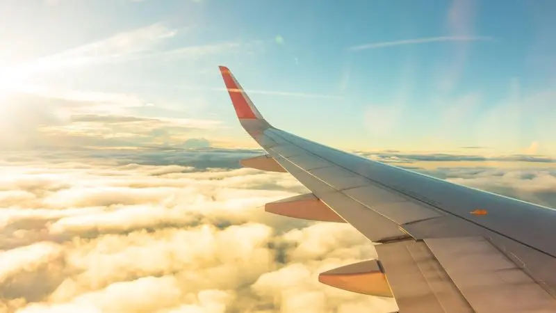Flygplansvinge ovan moln