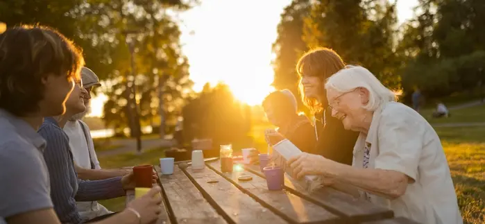 Grannar fikar tillsammans