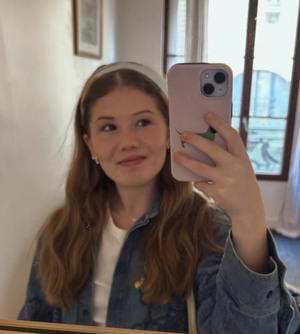 En kvinna som tar selfie i en spegel