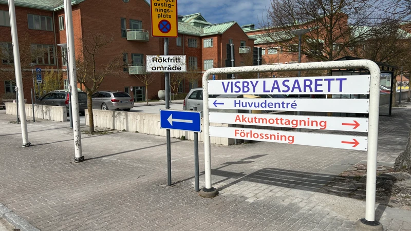En vägskylt vid sidan av vägen.