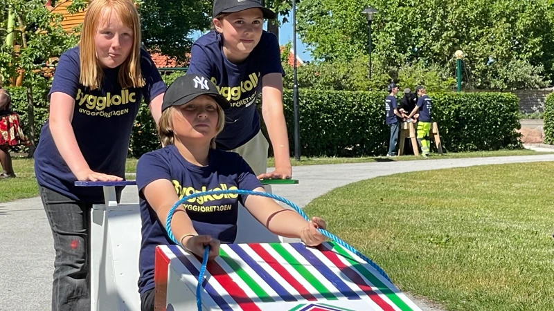 Vinnande Team Arriba: Bell, Neo och Simone - Byggkollos lådbilsrace