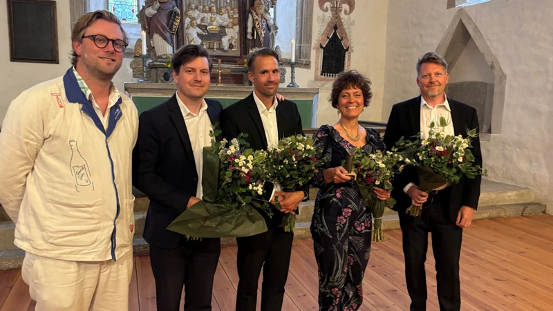En grupp som står bredvid varandra och håller blommor i händerna.