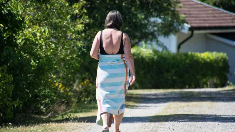 Kvinna med badhandduk.