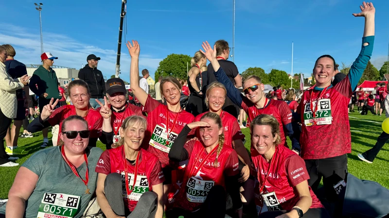 En grupp människor i röda tröjor som poserar för en bild.
