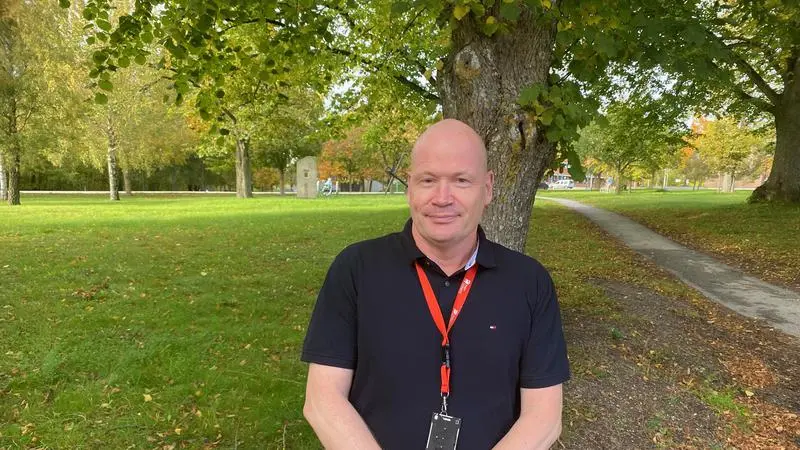 Anders står framför ett träd