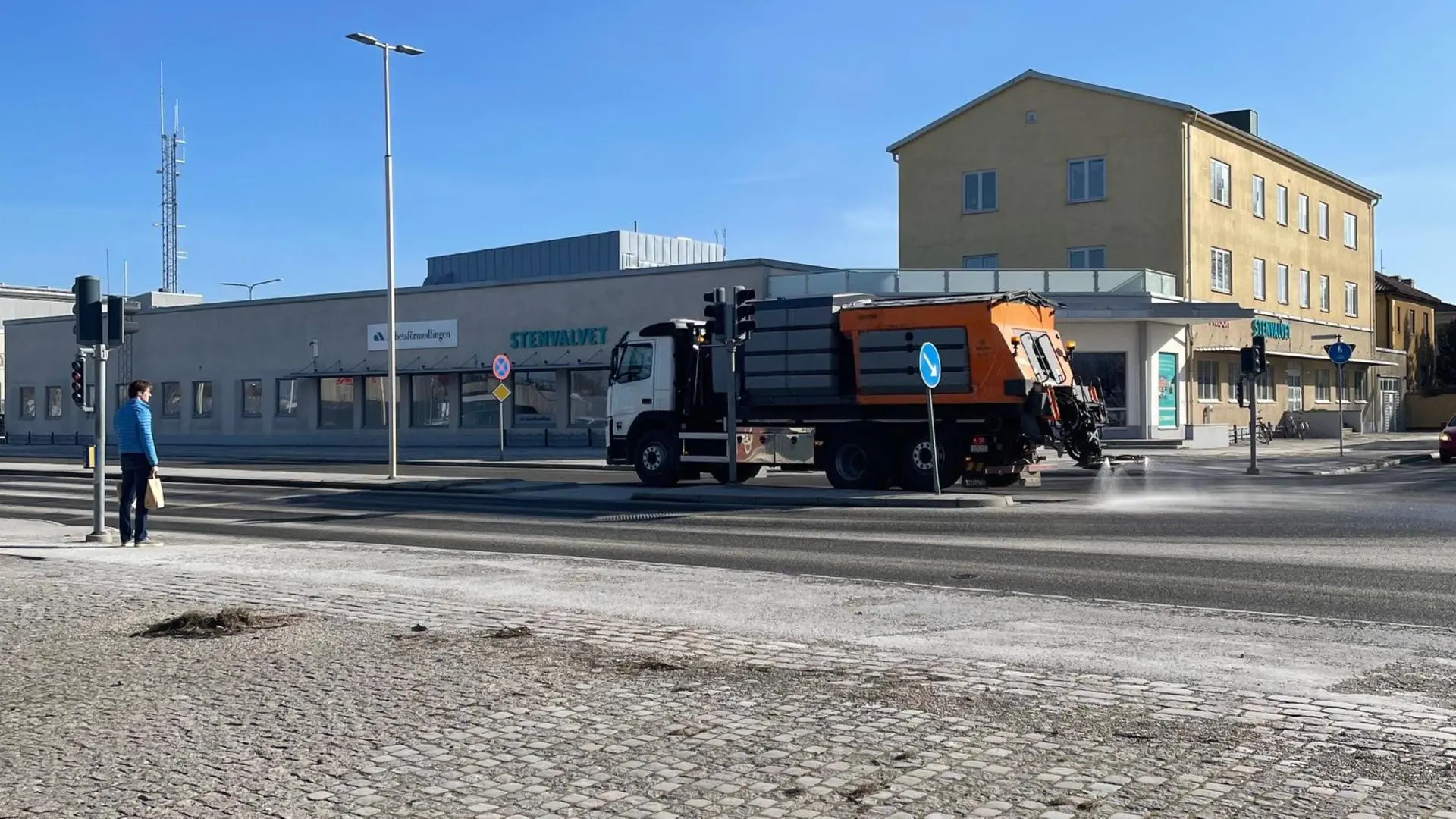 Lastbil spolar gata.