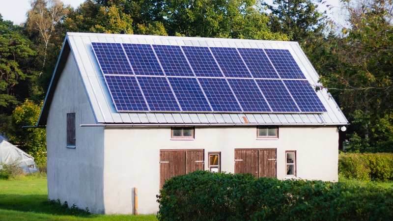 Ett hus med en solpanel på taket.