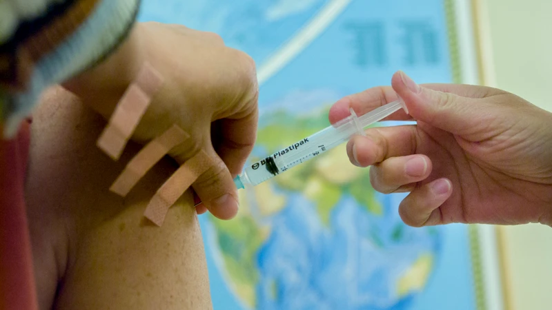 Person blir vaccinerad.