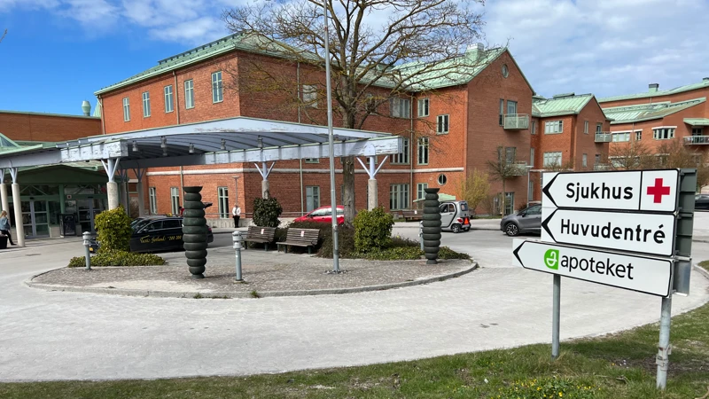 En gatuskylt framför Visby lasaretts huvudentré.
