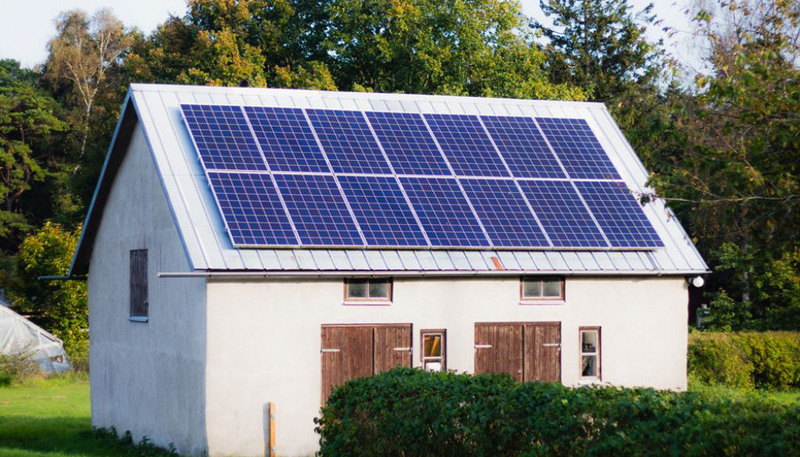 Ett hus med en solpanel på taket.
