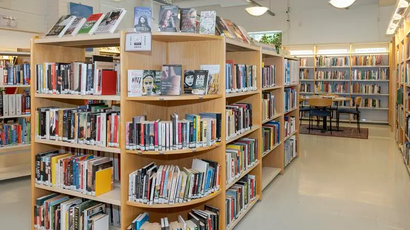 Bokhyllor med böcker i vuxenutbildningens bibliotek.