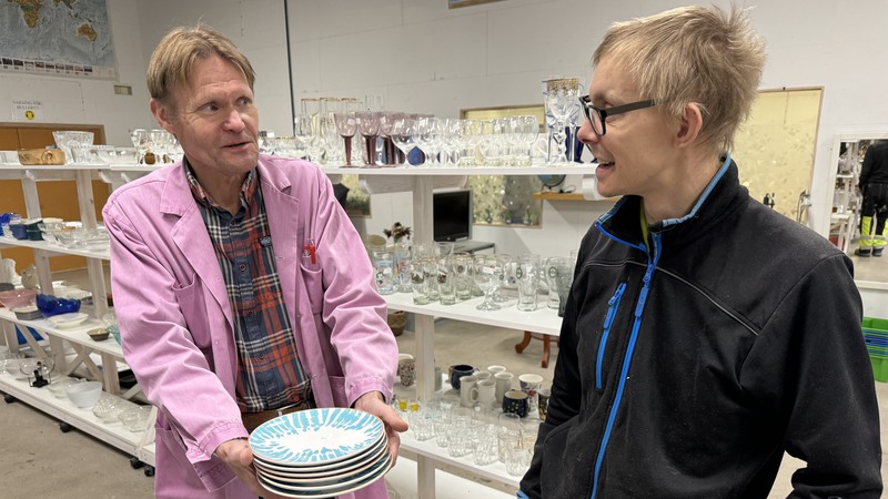 Överskottsförrådets lokal. Björn Öberg och Simon Edman visar vad som finns.