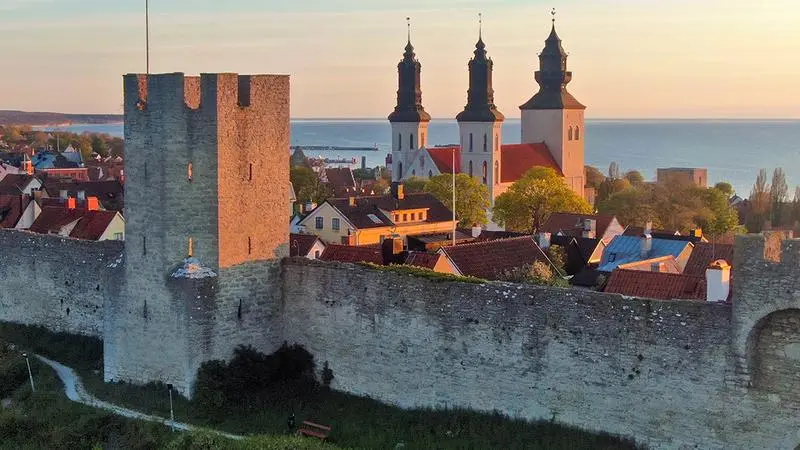 Visby ringmur med domkrkan i bakgrunden