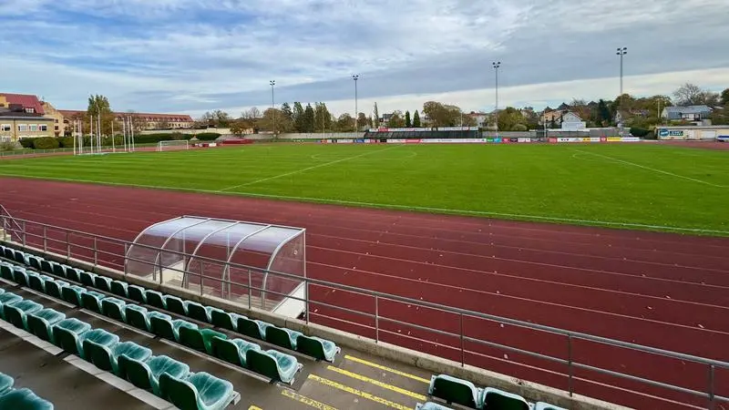 Läktare, löparbanor och fotbollsplan