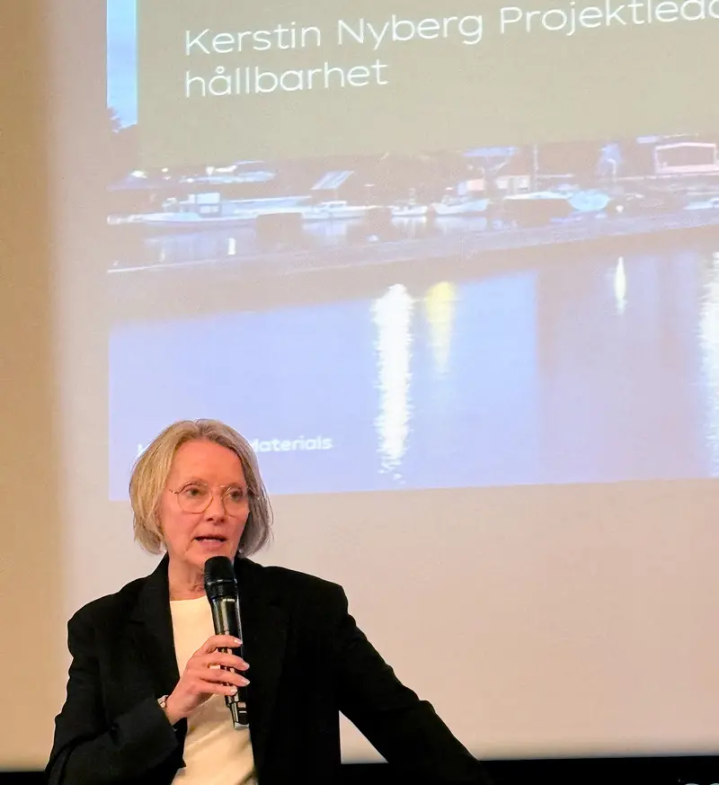 Kvinna som pratar i mikrofon