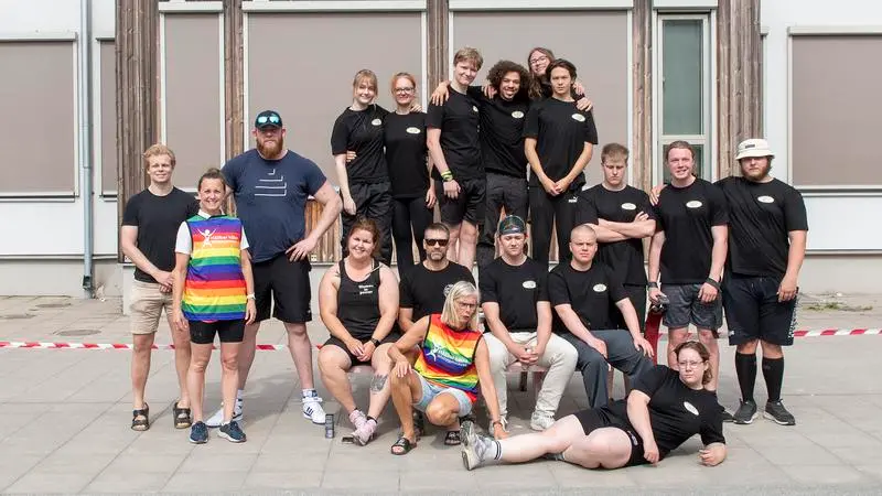 Grupp på 18 personer som deltagit i strongest töis och sork, en kraftsportstävling