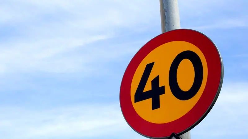 40 skylt, stolpe