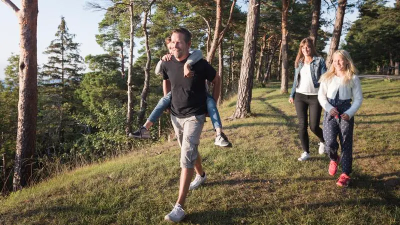 Familj går i skogen.