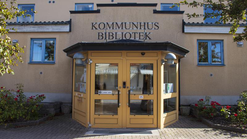 Byggnad med skylten "Kommunhus Bibliotek"