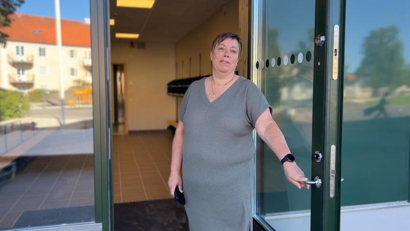 Helene Eklund i dörren på nya Alléskolan.