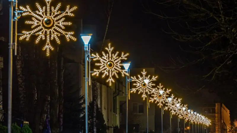 Vinterljus, snöstjärna monterad på stolpe