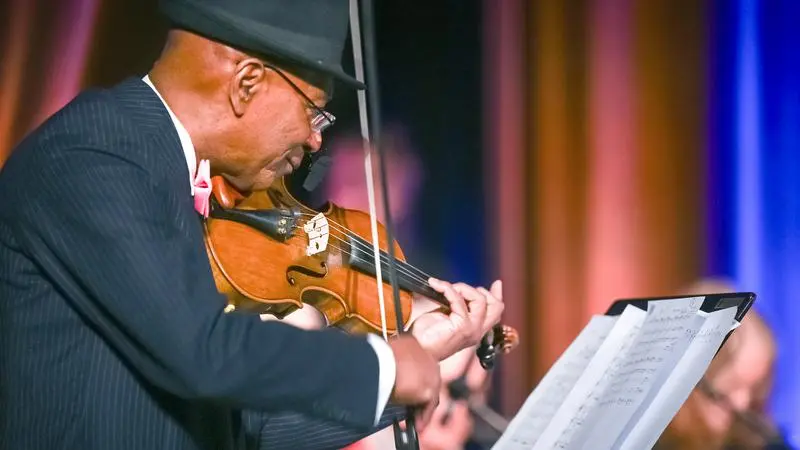 Violinist som uppträder på scen