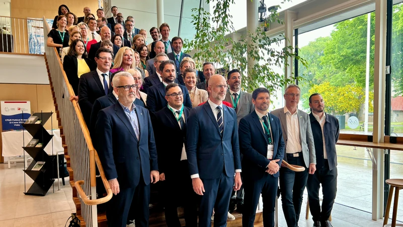 En grupp människor som står i en trappa.