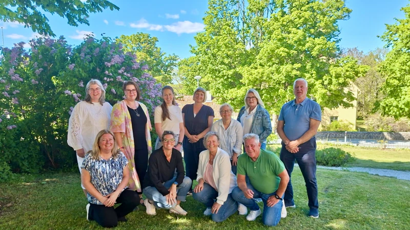 En grupp människor poserar för en bild.