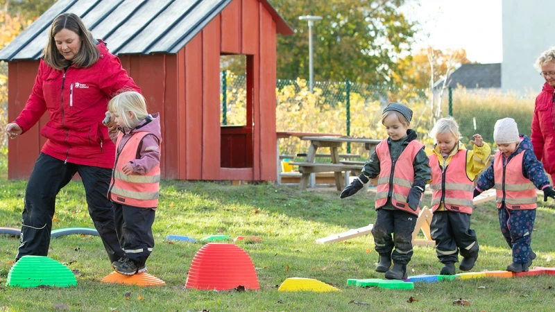 En grupp barn som leker och går balansgång.