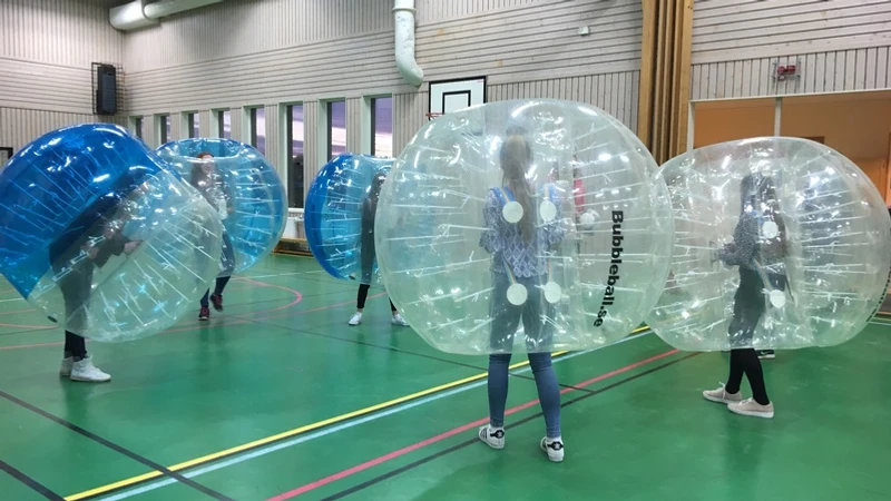 En grupp människor i uppblåsbara bollar i en gymnastiksal
