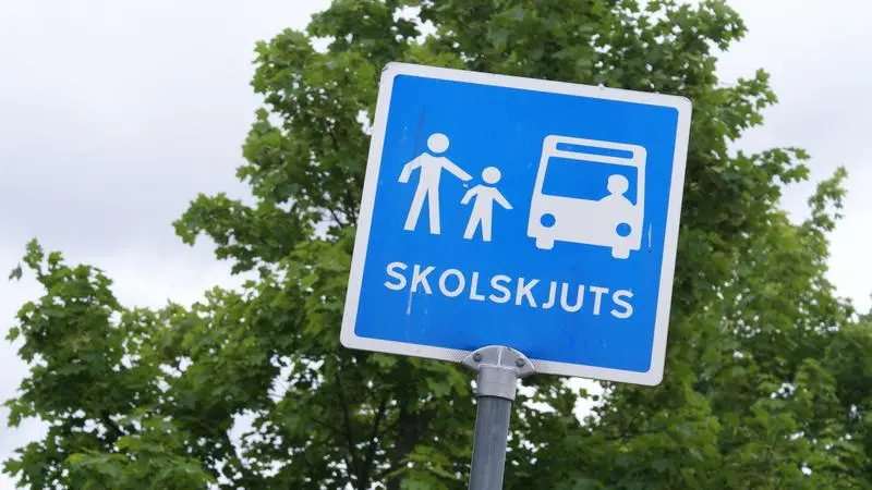 Trafikskylt som visar skolskjuts