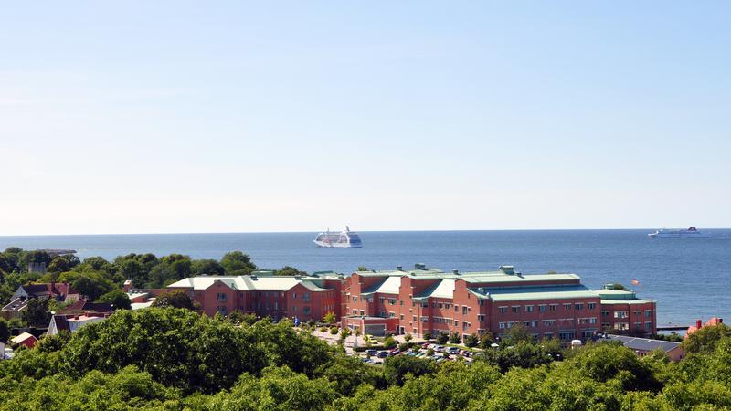 Visby lasarett med havet i bakgrunden