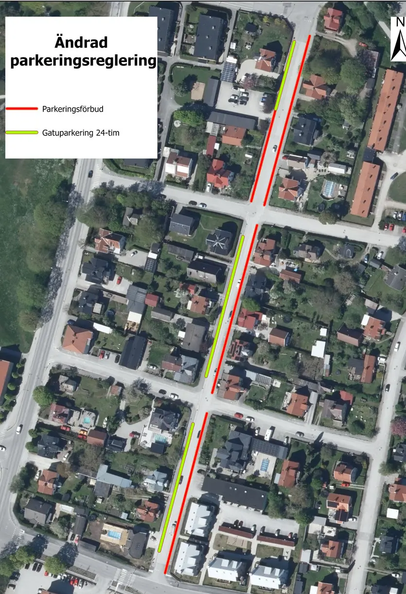 Flygbild över södervärnsgatan rakt uppifrån med parkieringsförbud och parkering markerat med röda och gula linjer