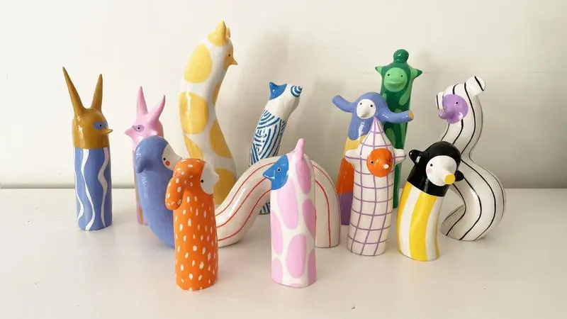 En grupp keramikfigurer som står på ett bord