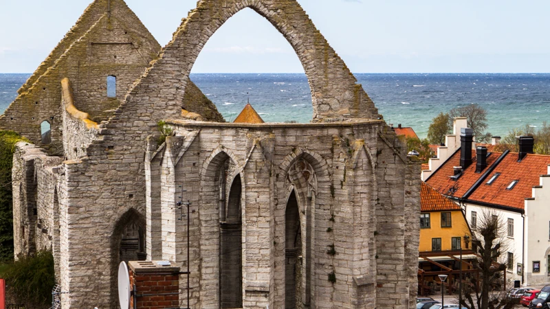 Ruin vid Stora torget i Visby och havet i bakgrunden.