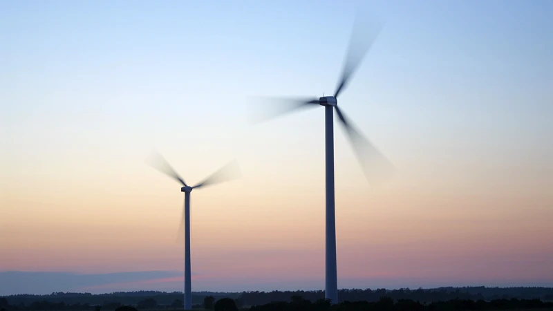 Vindkraftverk i skymmning