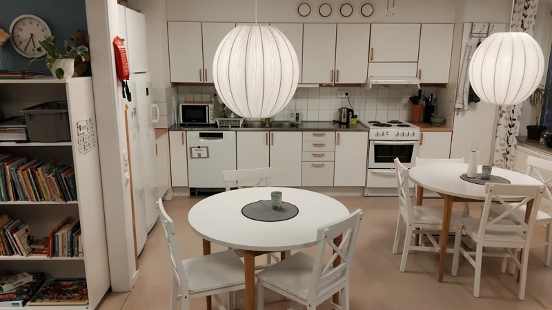 Ett kök med två bord.