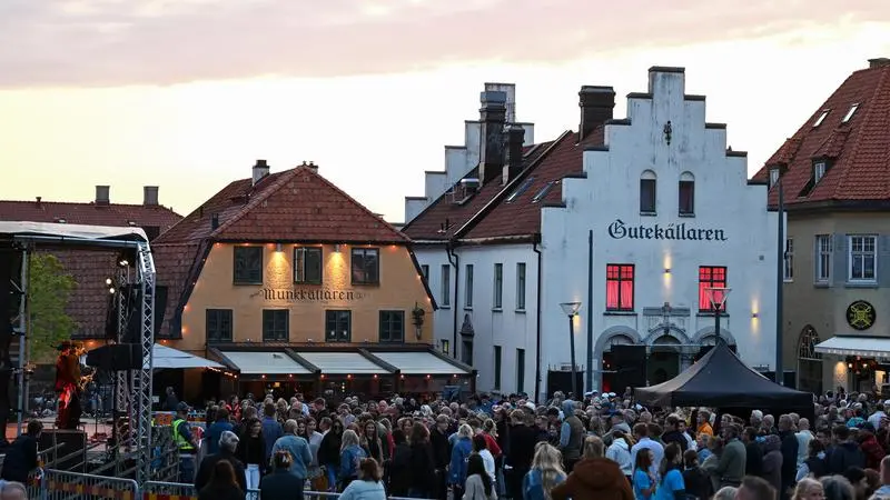 Folksamling på ett torg framför en scen.