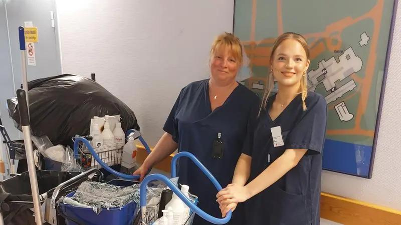 Två städerskor med vagnar i en korridor