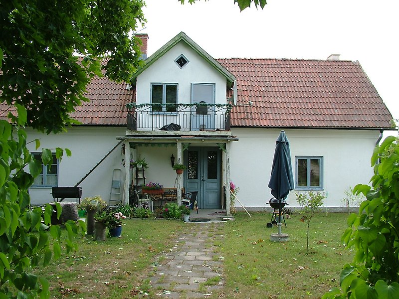 Tvåvånings hus med rött tak.