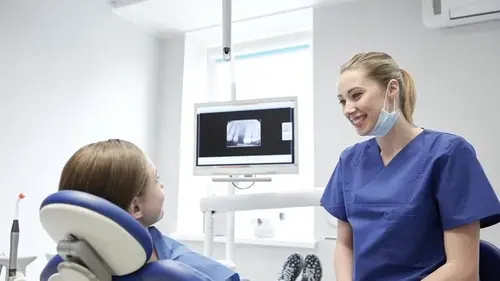 Tandläkare som har en patient
