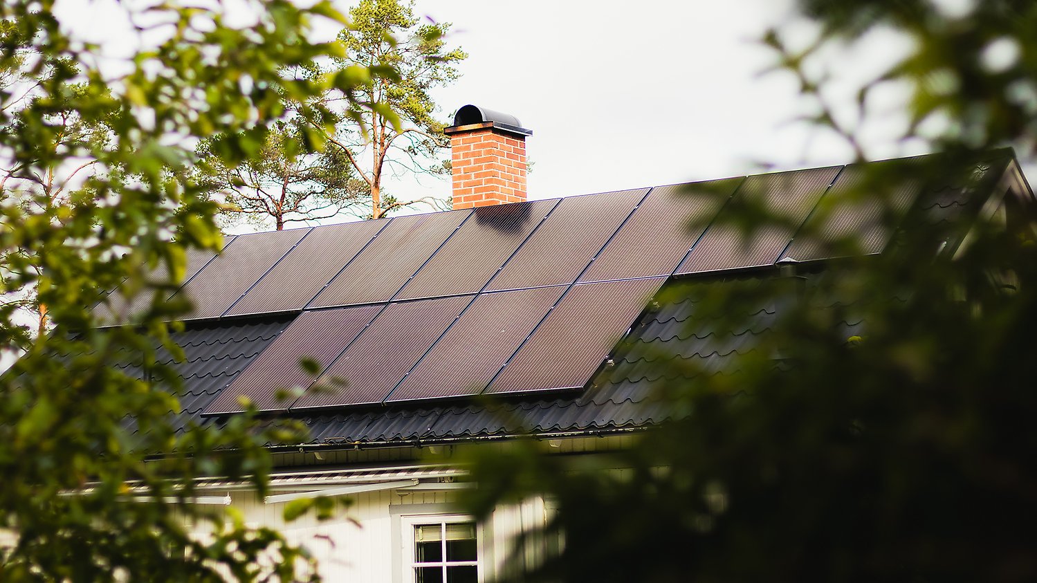 Ett hus med solpaneler på taken