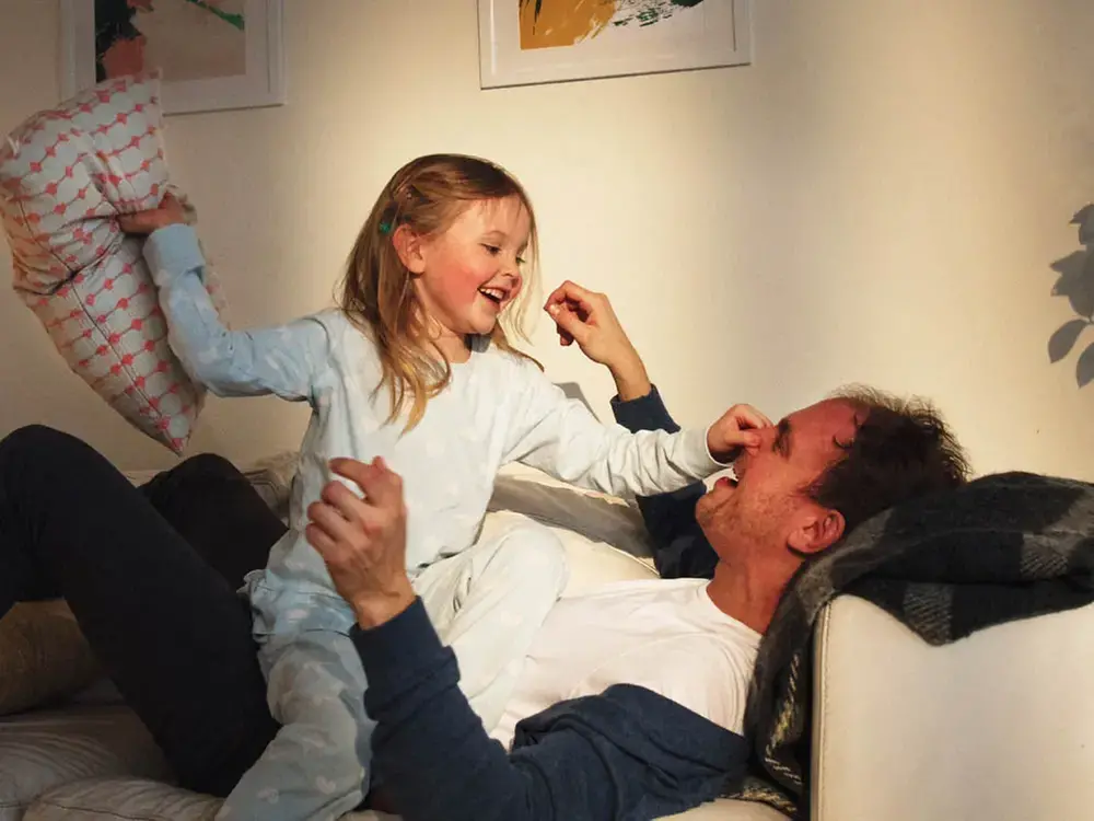 Kuddkrig i soffa