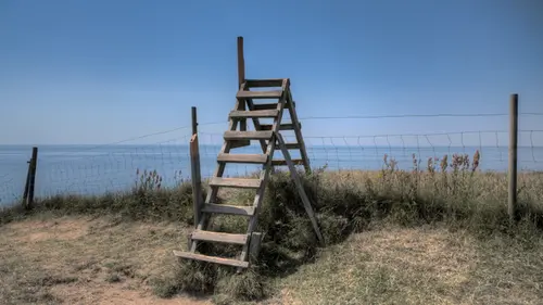 En stätta över ett staket vid havet