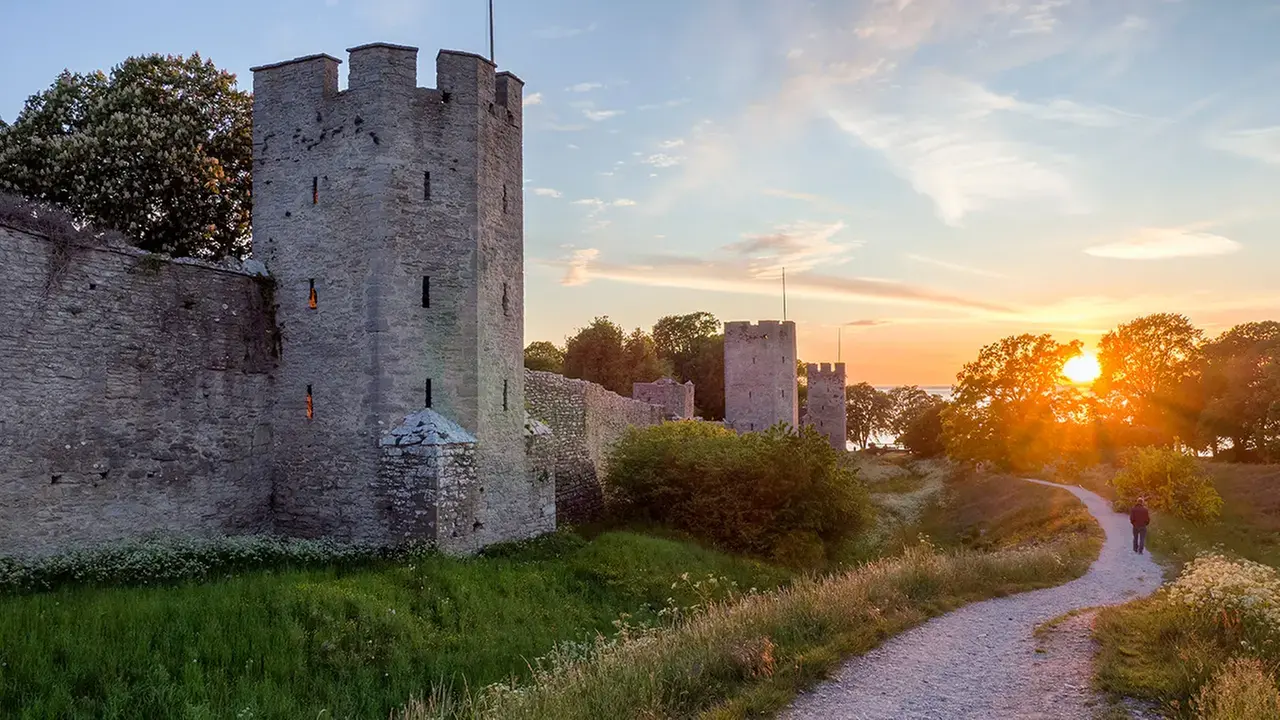 Visby ringmur i solnedgång