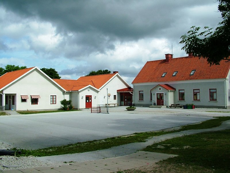 Den asfalterade skolgården är lämplig för att spela landhockey.