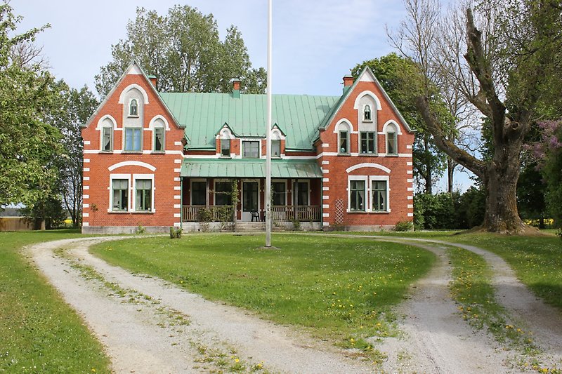 Ett stort hus av tegelsten.