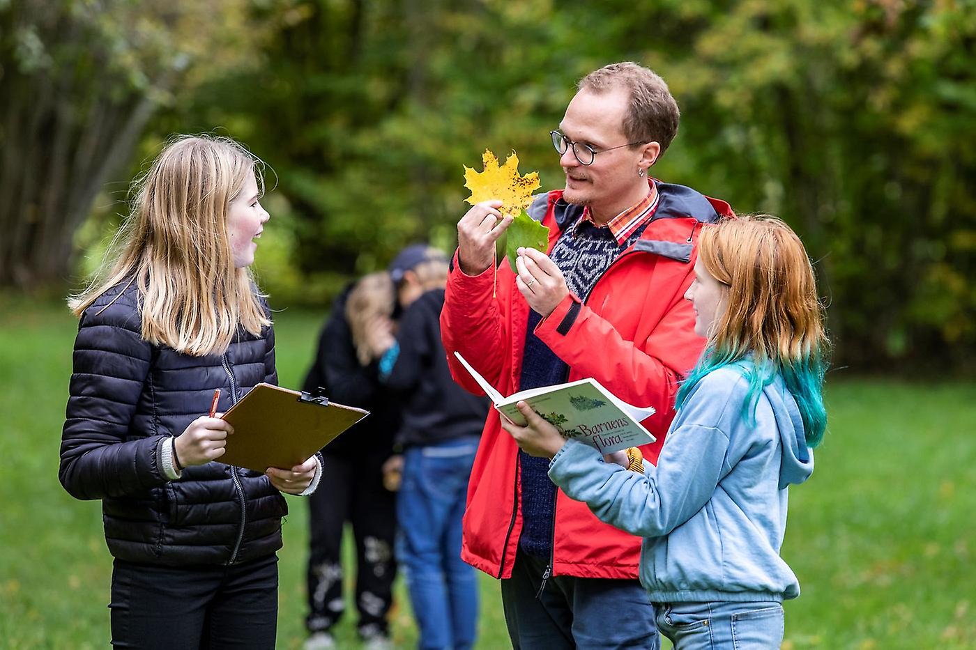 Bild på lärare tillsammans med elever