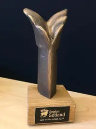 Statyett formgiven av den gotländska konstnären Stina Lindholm.
