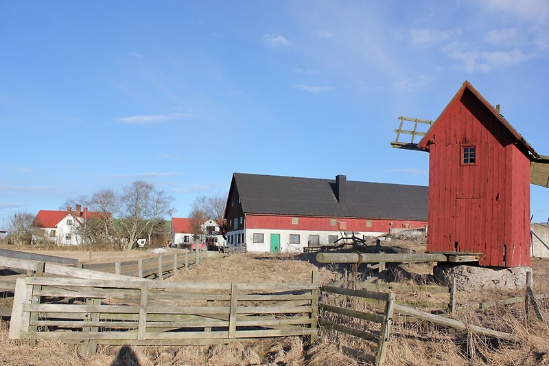 En liten kvarn med en röd träfasad.